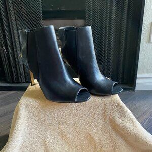 Black Summer peep toe pump!